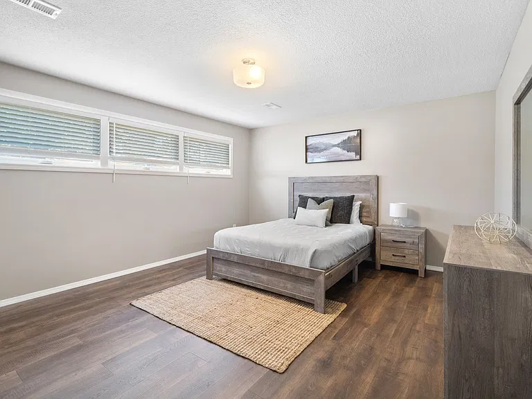 107 E Regina Ave — Photo 33