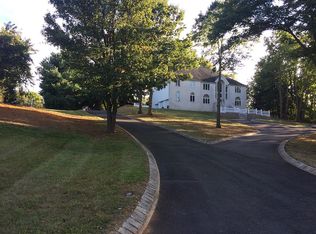 4 Chestnut Hill Dr, Manalapan, NJ 07726