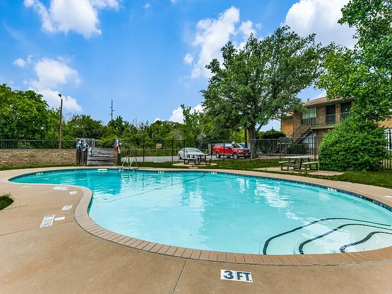Dell Marr Allandell Apartments Pool