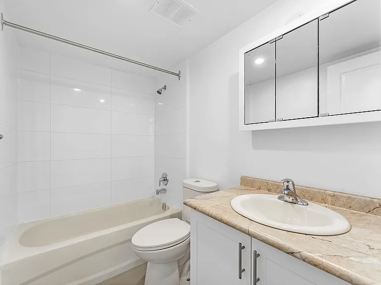 45 La Rose Ave #2 — Photo 6