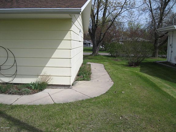 3rd image of 608 17th Ave W