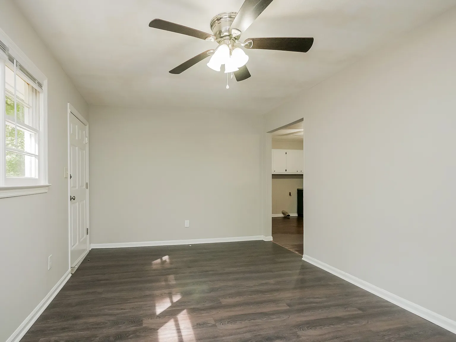 3 bed, 1.0 bath, 1012 sqft, $1,460 — Photo 3