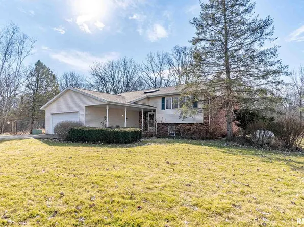 8700 N Willow Dr, Edwards, IL 61528