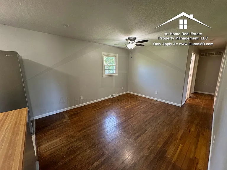1304 Bradley Ln — Photo 9
