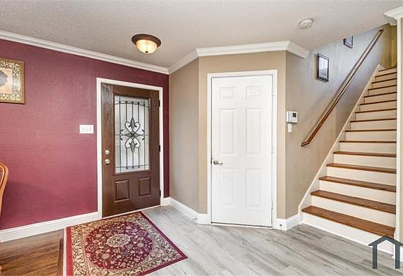 3rd image of 2528 Comstock Ln