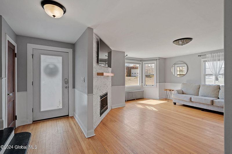 4th image of 7 Hampton Avenue