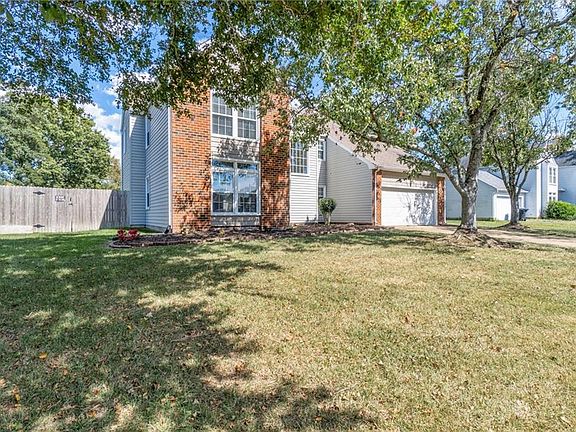 Lovely shaded side yard & side gate opens wide 