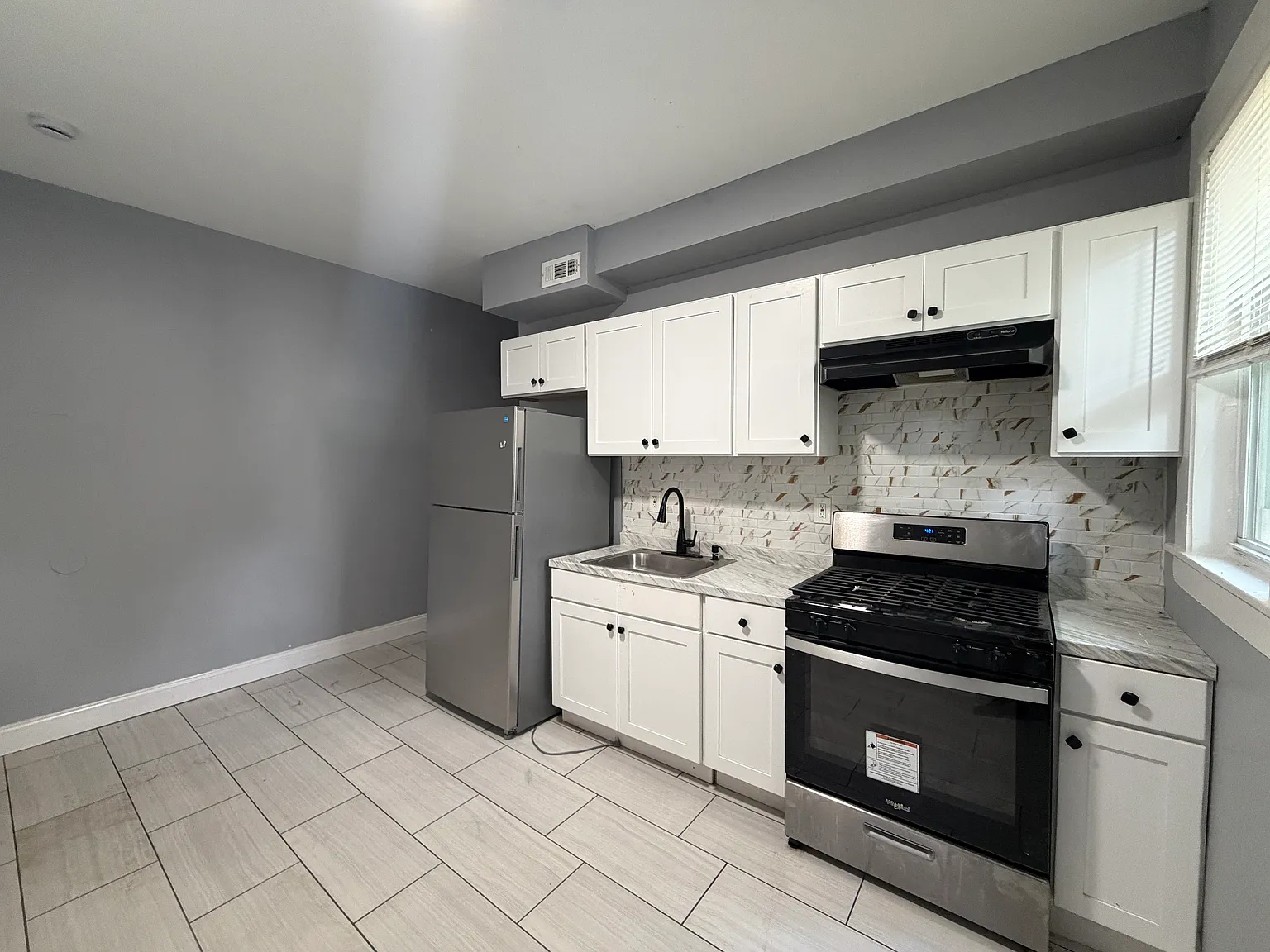 3 bed, 1000 sqft, $1,900 — Photo 1