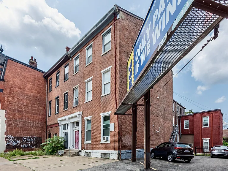 607 E Carson St — Photo 1