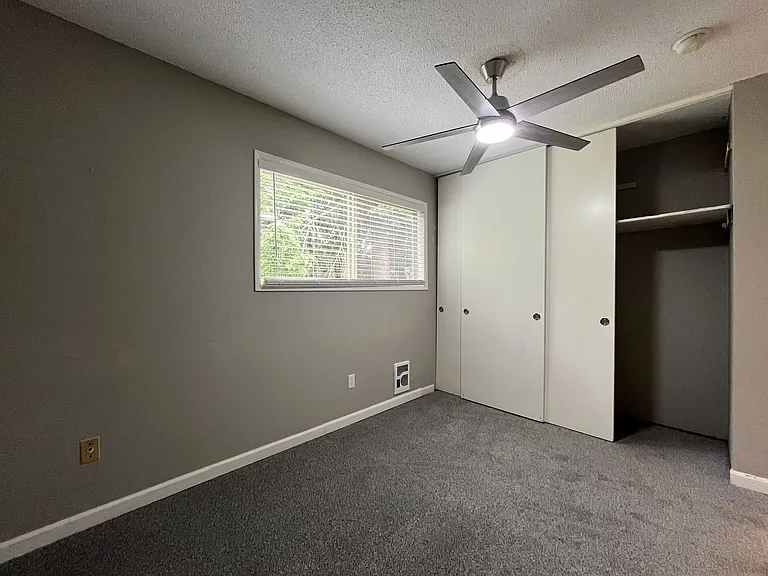 15827 NE Glisan St #12 — Photo 17