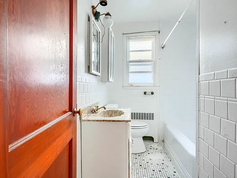 Bathroom w/tub shower