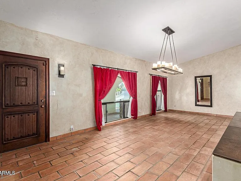 239 E Aster Dr — Photo 2
