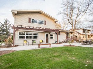 231 W Calumet Rd, Fox Pt, WI 53217