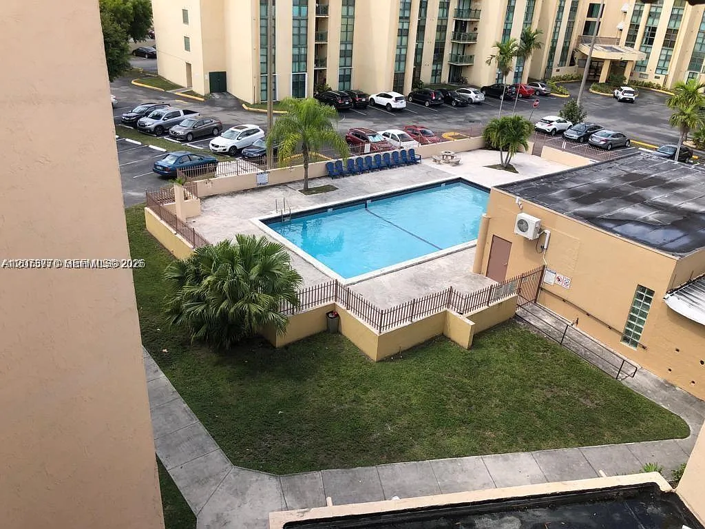 Coral Towers Condo — Photo 4