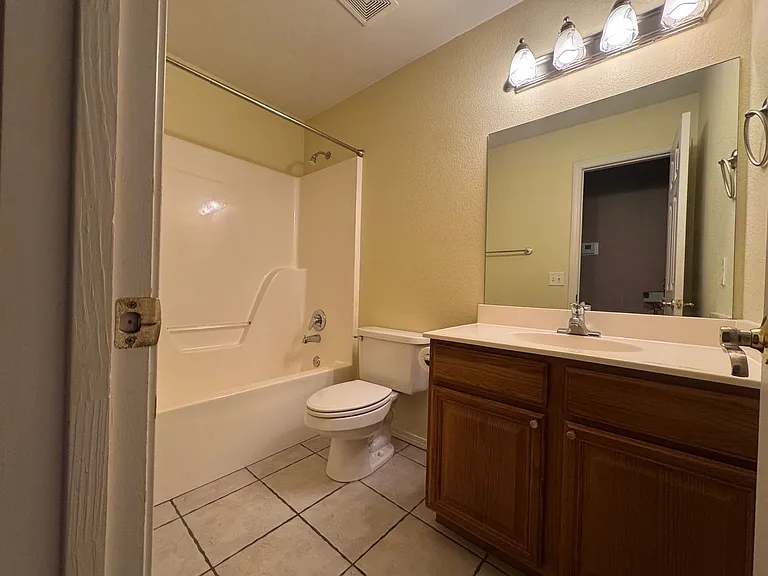 550 Walker St — Photo 11