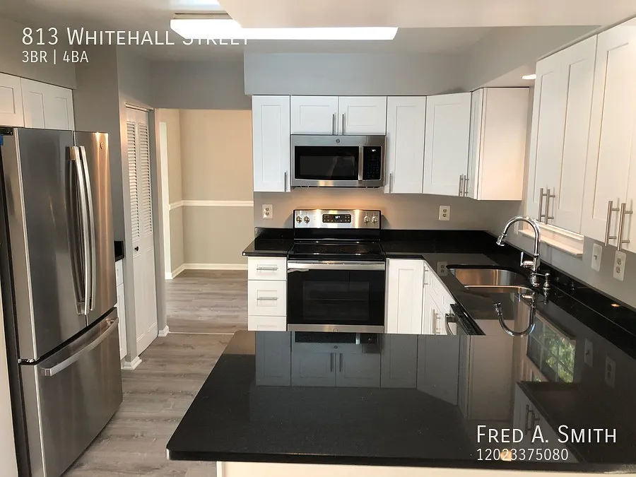 3 Bedroom, 3.5 Bath Single Family House — Photo 2
