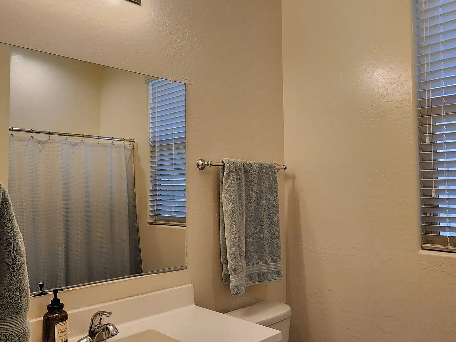 3 bed, 1.0 bath, 2046 sqft, $1,364 — Photo 2
