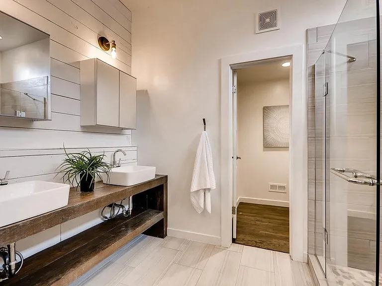 Primary En-Suite Bathroom