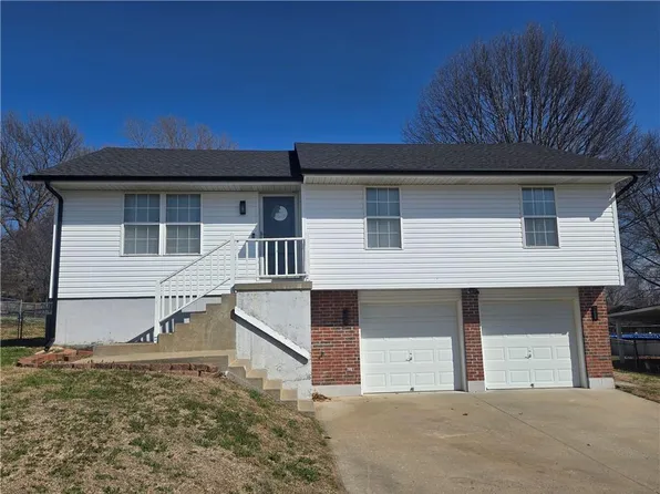 712 Maple St, Wellington, MO 64097