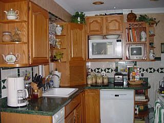 MODERN KIT W/DINING AREA