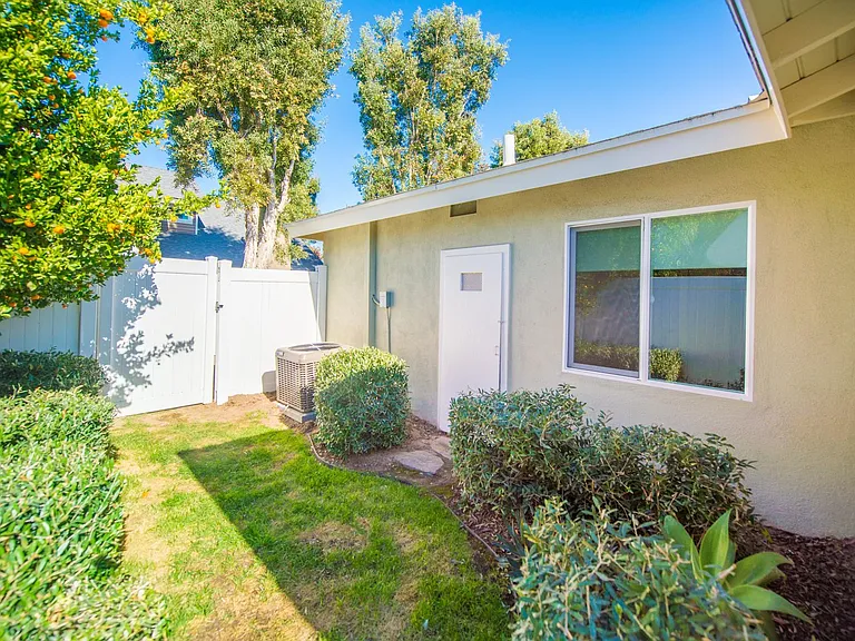 2253 Elden Ave — Photo 28