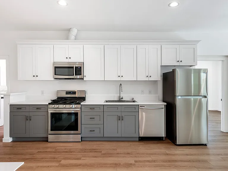 1538 W 30th St #3 — Photo 1
