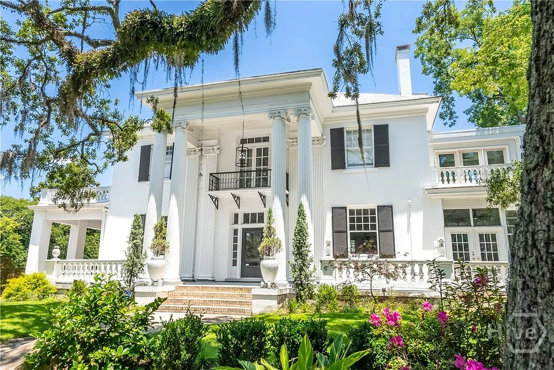 10 bed, 4.0 bath, 6189 sqft, $10,000 — Photo 2