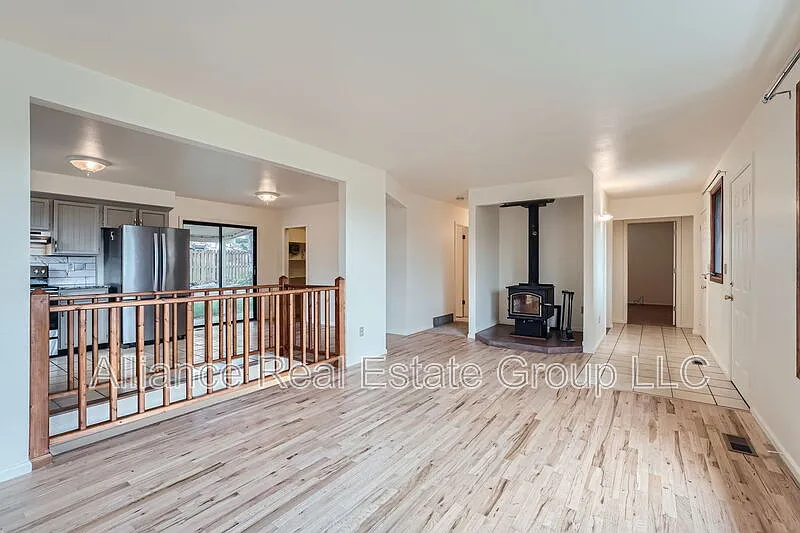 4 bed, 3.0 bath, 2430 sqft, $3,200 — Photo 4