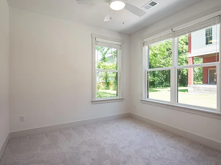 900 Meridian St — Photo 9