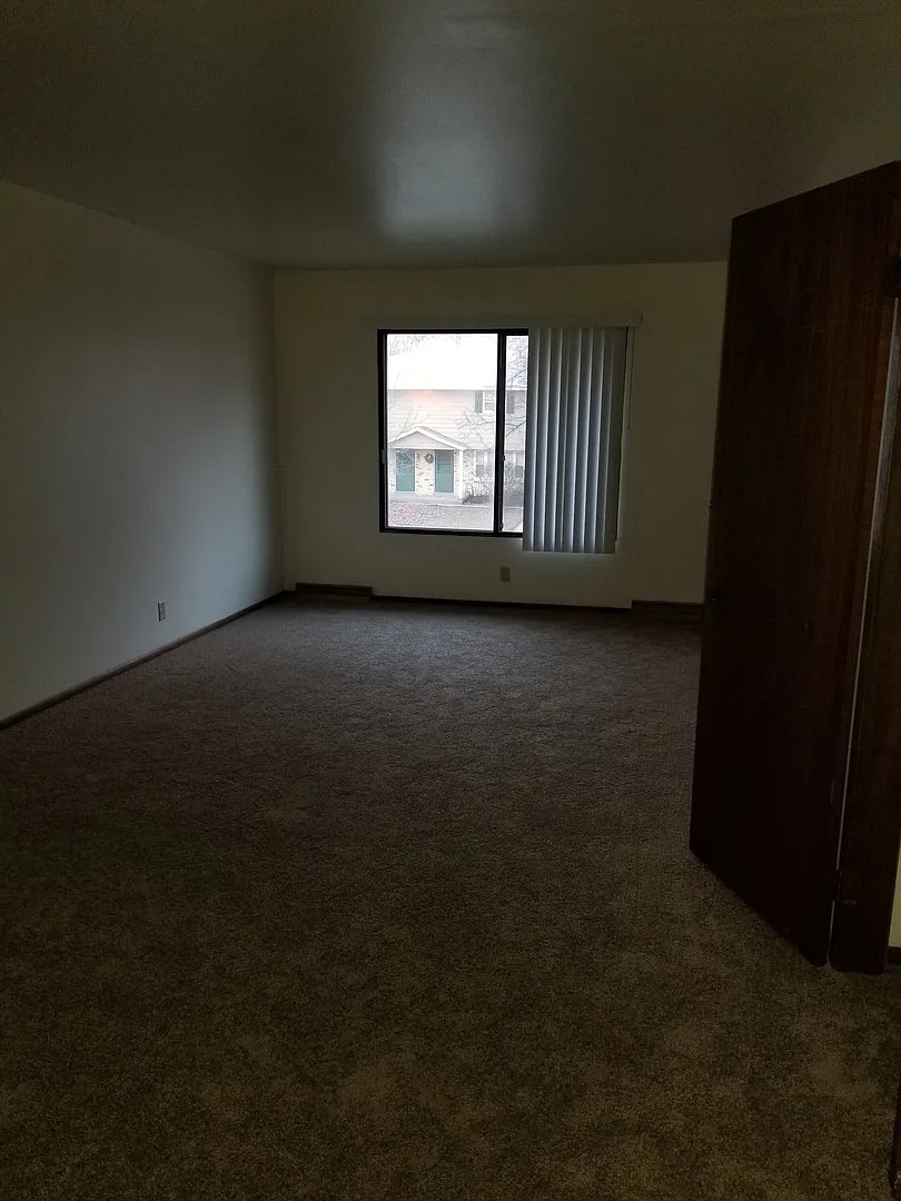 Imperial Ct Apartments — Photo 2