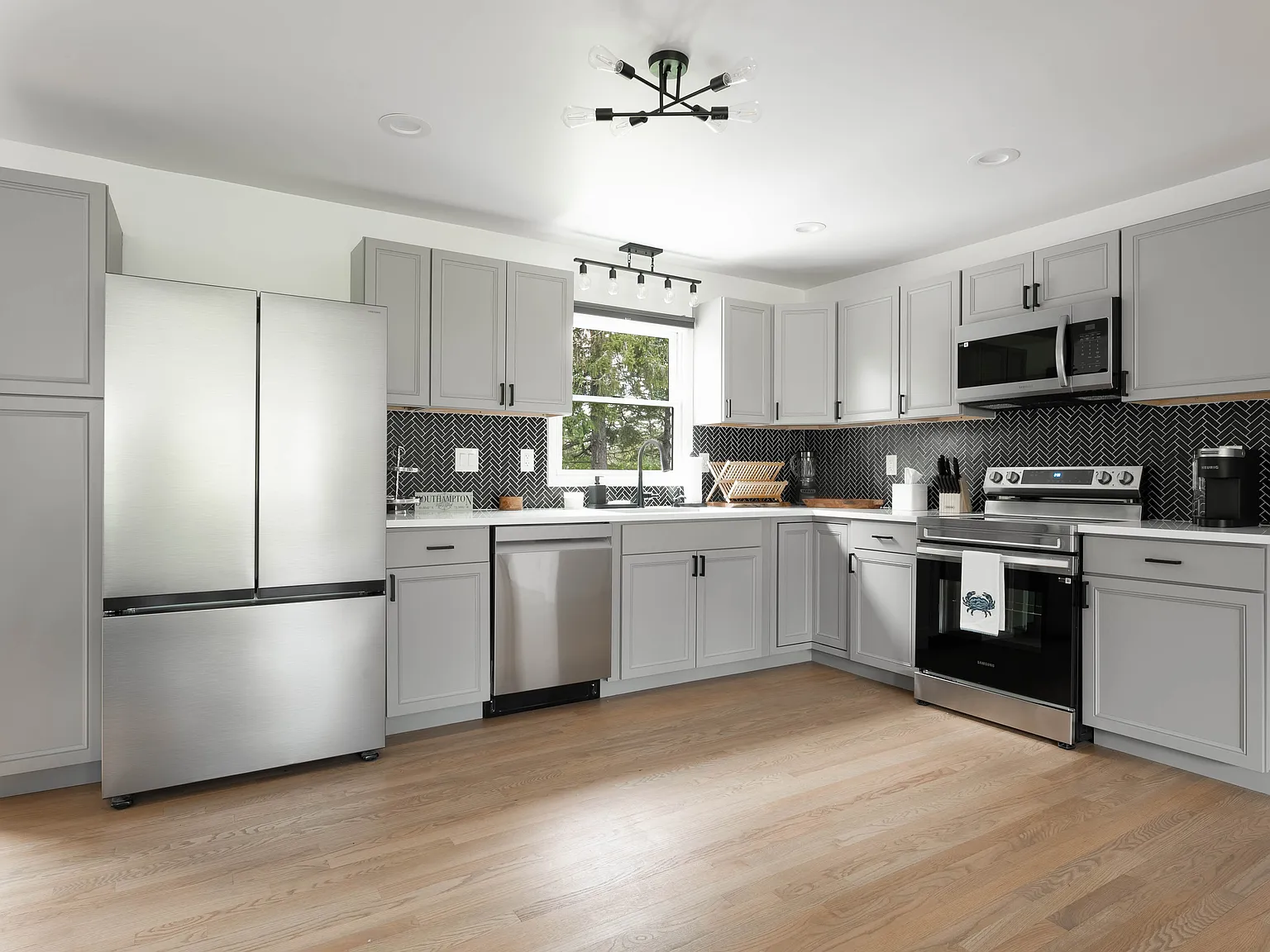 Year Round Rental in Southampton Country Club Section — Photo 3