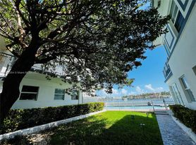 950 Bay Dr