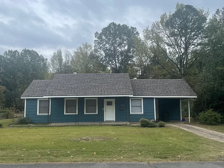 1209 McArthur Dr — Photo 1