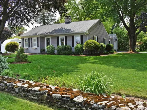 4 Mayfield St, Smithfield, RI 02828