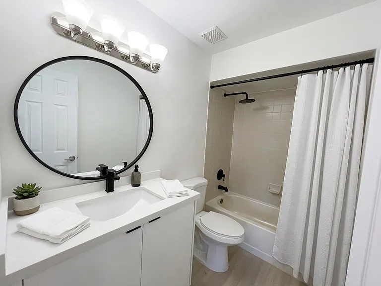 Main bedroom bathroom