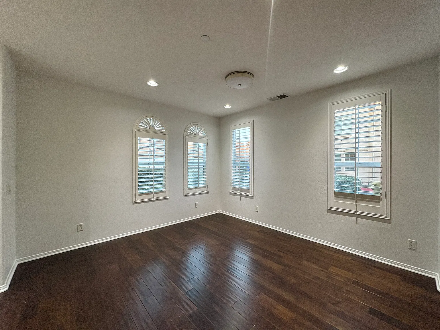 3 bed, 2.5 bath, 1572 sqft, $4,750 — Photo 4