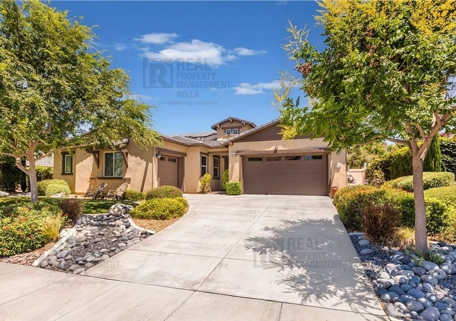Beautiful Winchester Home with Open Floor Plan, Office & Solar — Photo 2