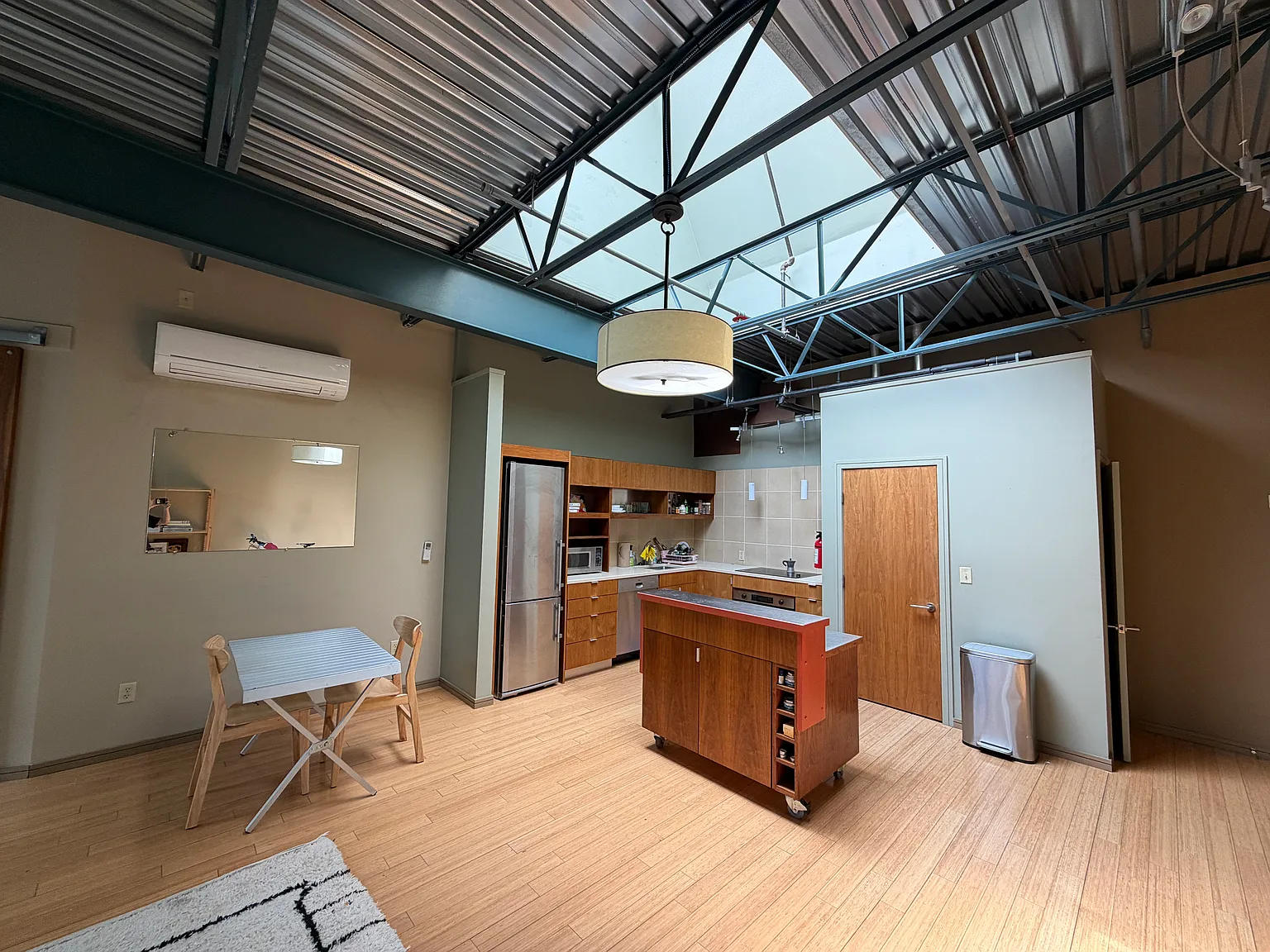 1 bed, 866 sqft, $1,900 — Photo 1