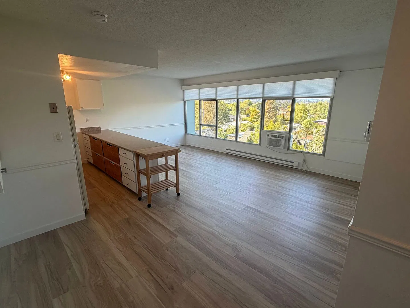 2 Bedroom Condo in Willamette Towers — Photo 2