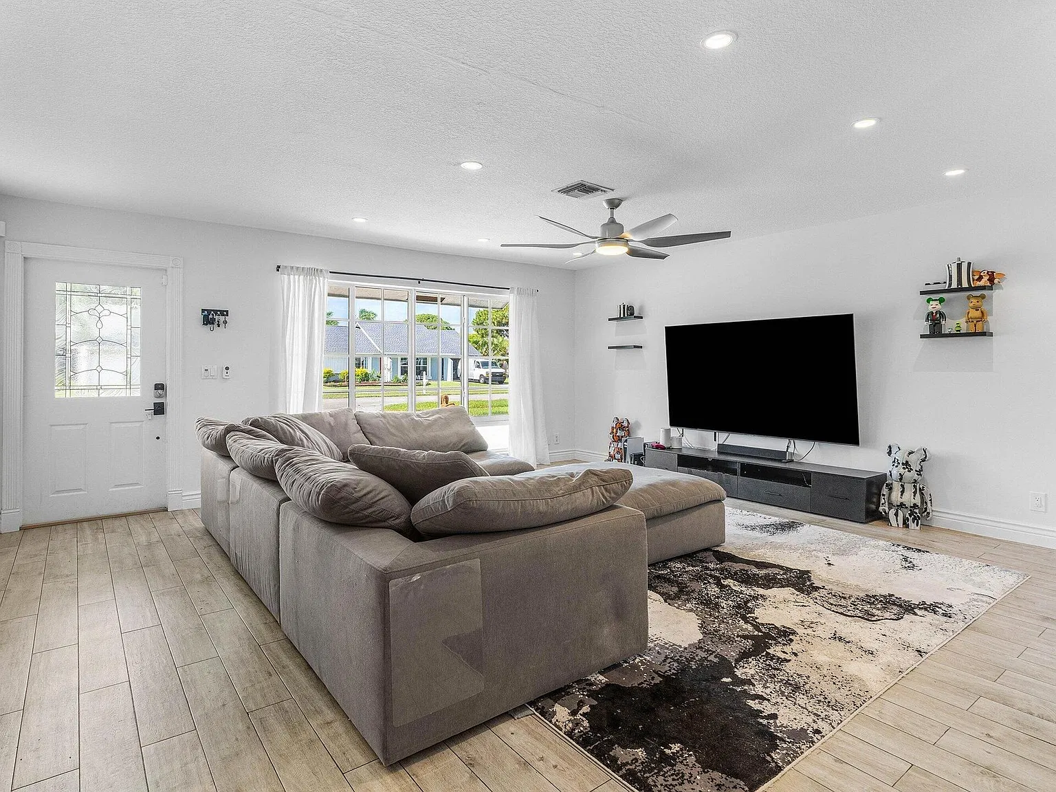 3 bed, 2.0 bath, 1534 sqft, $8,000 — Photo 4