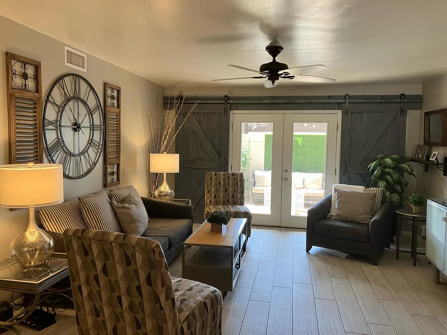 1450 E Bethany Home Rd — Photo 1