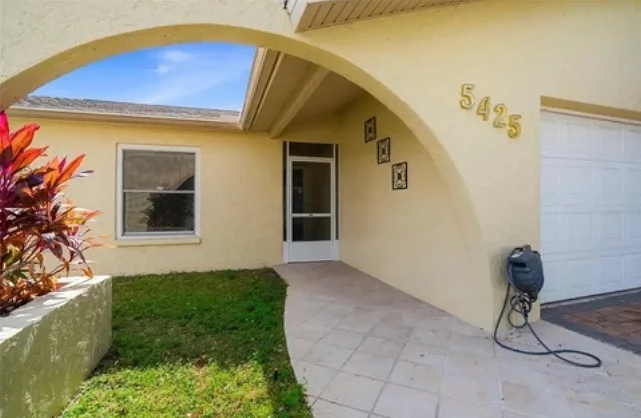 3 bed, 2.0 bath, 1344 sqft, $2,550 — Photo 2
