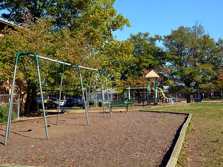 Springfield Gardens — Photo 6