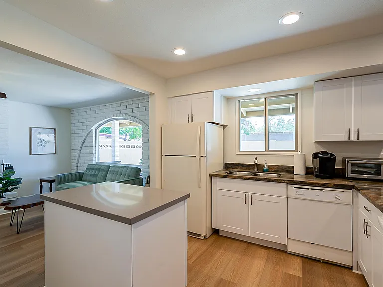 1107 E Geneva Dr — Photo 9