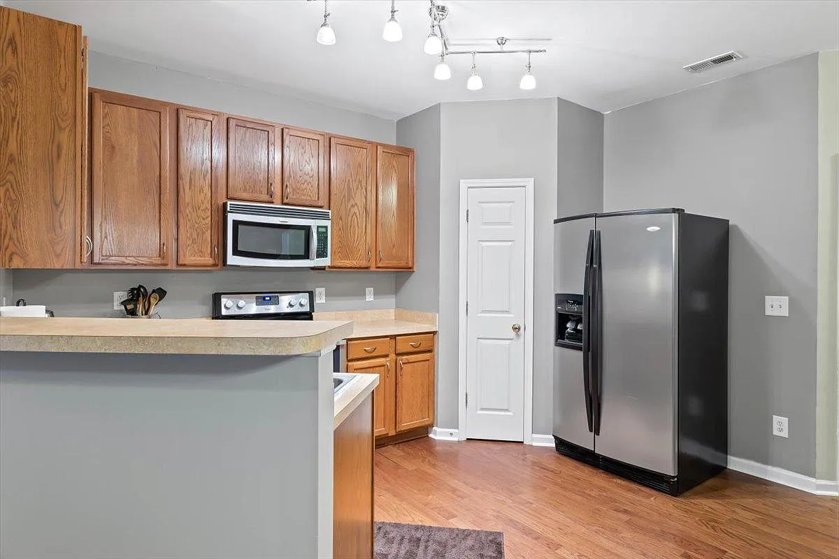 3 bed, 2.5 bath, 1657 sqft, $2,000 — Photo 2