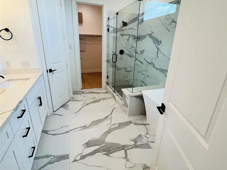 1103 W 15th 1/2 St #A — Photo 21