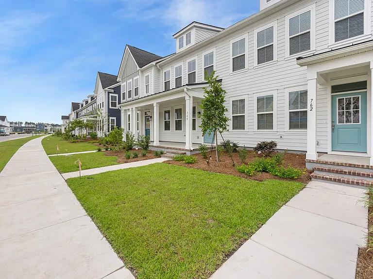 762 Blueway Ave — Photo 3