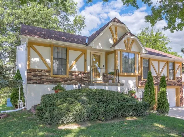 3710 NE Chapel Dr, Lees Summit, MO 64064