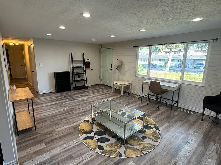 537 E Delno Dr — Photo 4