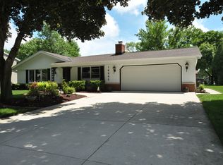 14995 W Kingsway Dr, New Berlin, WI 53151